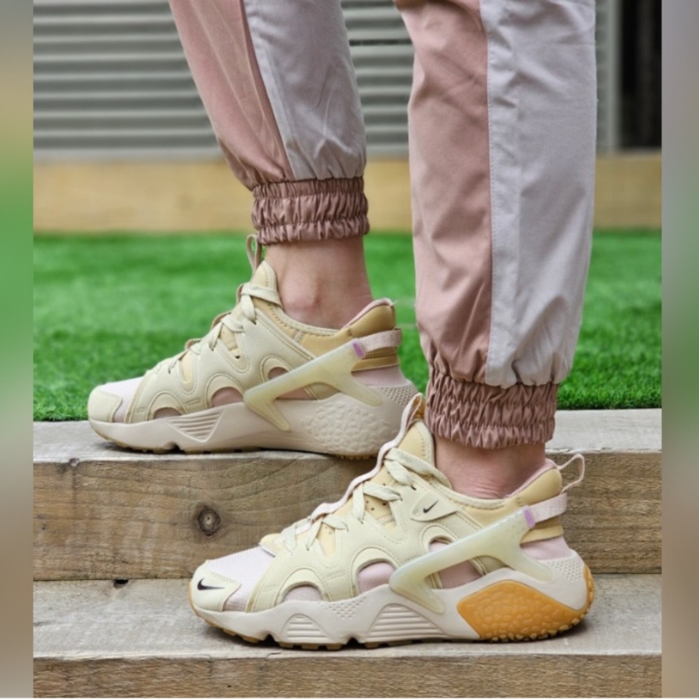 Nike Air Huarache Craft Women's size 10.5 Beige and lite Pink Sneakers Shoe